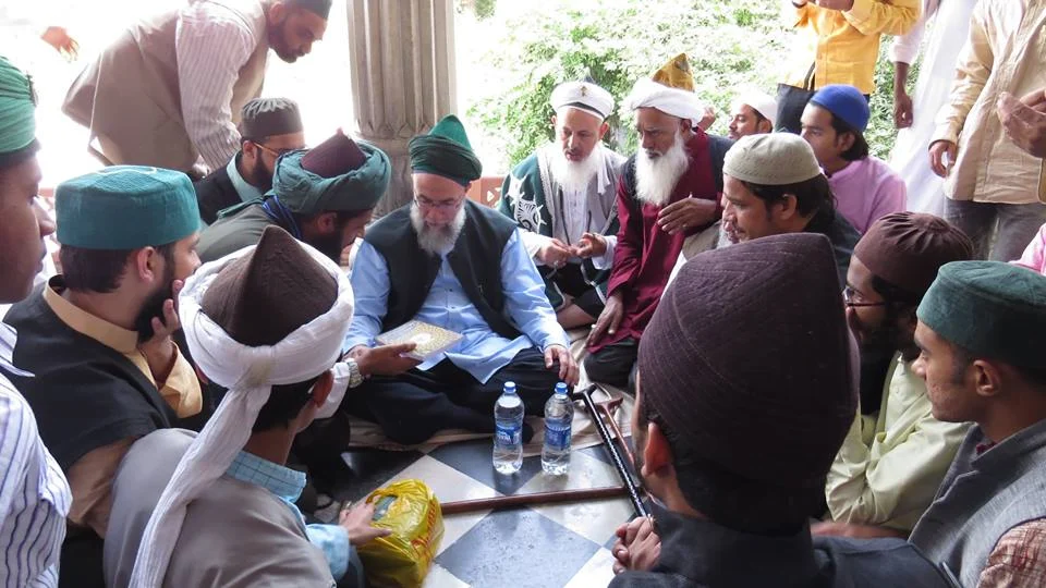 Shaykh Muḥammad ᶜᾹdil mit Besuchern