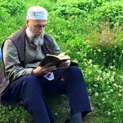 Scheich Muhammad beim Koranlesen im Freien