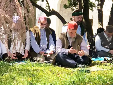 Shaykh Muḥammad betend mit italienischen Schülern